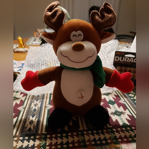 Christmas Singing  Reindeer - Picture 6 of 10